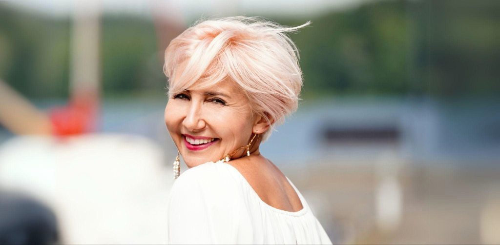 how to style short layered hair